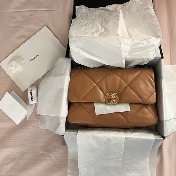 Chanel 19 Medium in Brown - Picture 3 of 14